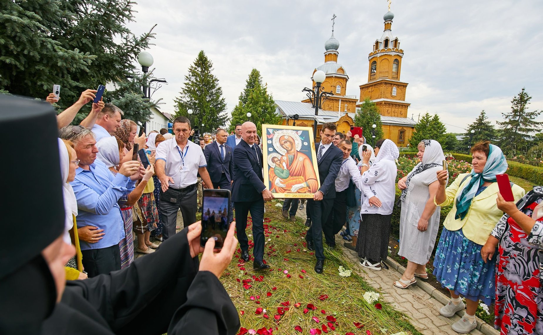 Николай Федоров принял участие в церемонии передачи списка чудотворной иконы Божией Матери «Млекопитательница» Тихвинскому Богородицкому женскому монастырю в Цивильске