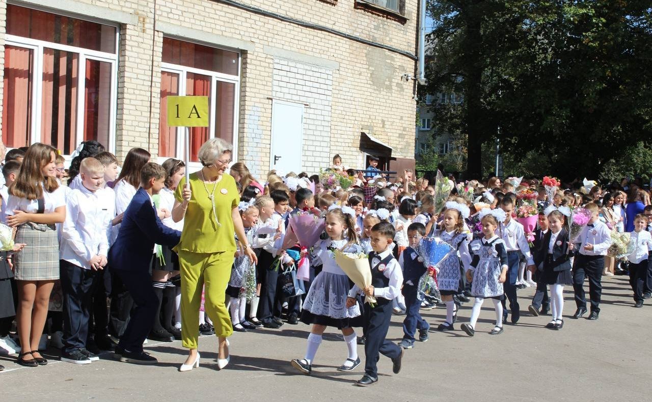 Александр Савин присутствовал на церемонии открытия нового учебного года в общеобразовательной школе № 2 г. Белоусово