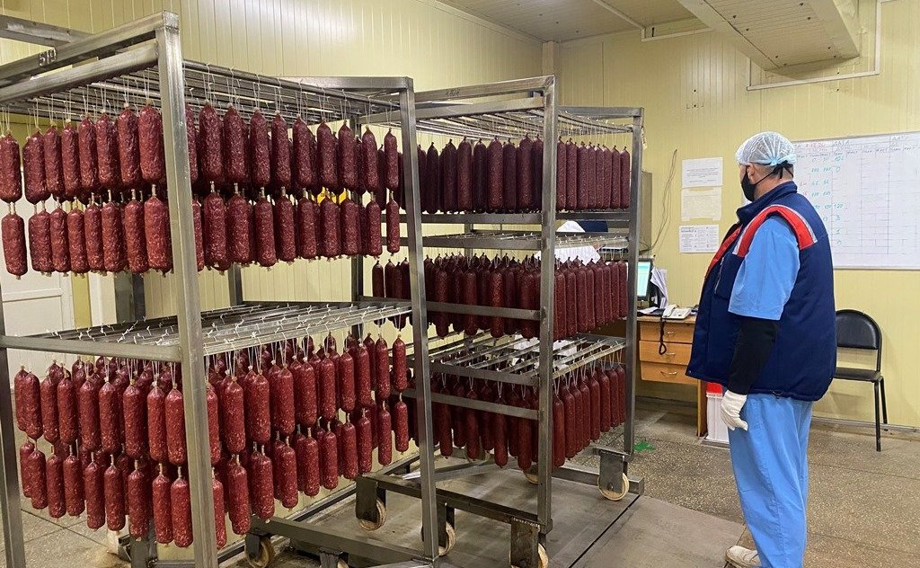 Олег Алексеев осмотрел цеха и стройплощадку местного мясокомбината