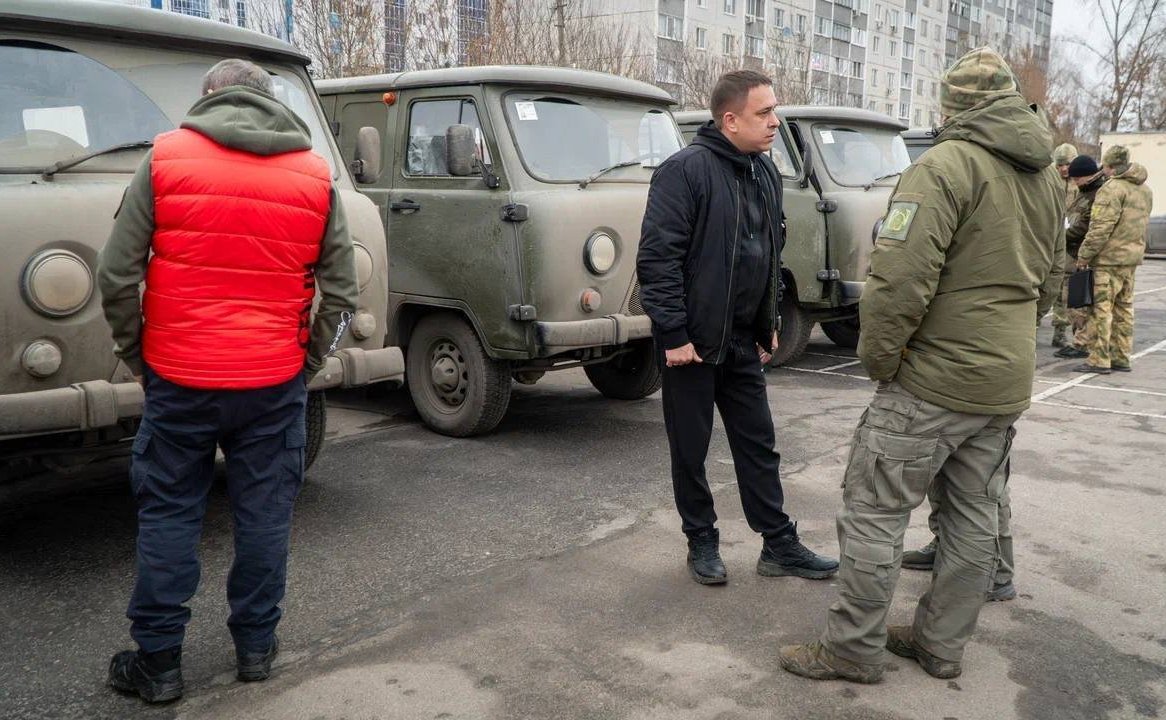 В ходе выезда в Курскую область Айрат Гибатдинов провел встречи с местными жителями и передал гуманитарную помощь в ПВР и в расположения российских военнослужащих