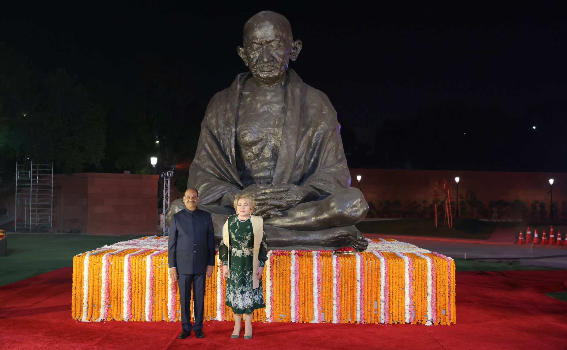 Церемония возложения цветов главой делегации Федерального Собрания РФ, Председателем Совета Федерации Валентиной Матвиенко к памятнику Махатмы Ганди