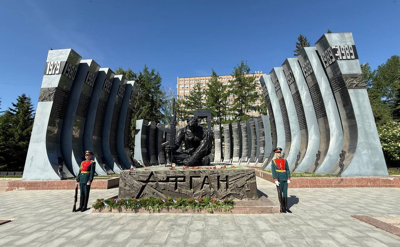 В г. Екатеринбурге сенаторы РФ провели церемонии возложения цветов к Широкореченскому военно-мемориальному комплексу, посвященному погибшим в Великой Отечественной войне, а также к военно-мемориальному комплексу «Черный тюльпан»