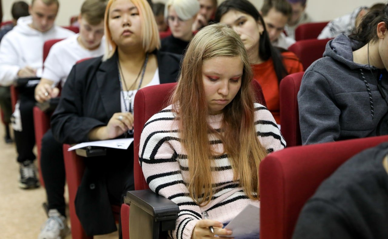 Денис Гусев принял участие во всероссийской патриотической акции «Диктант Победы-2022»