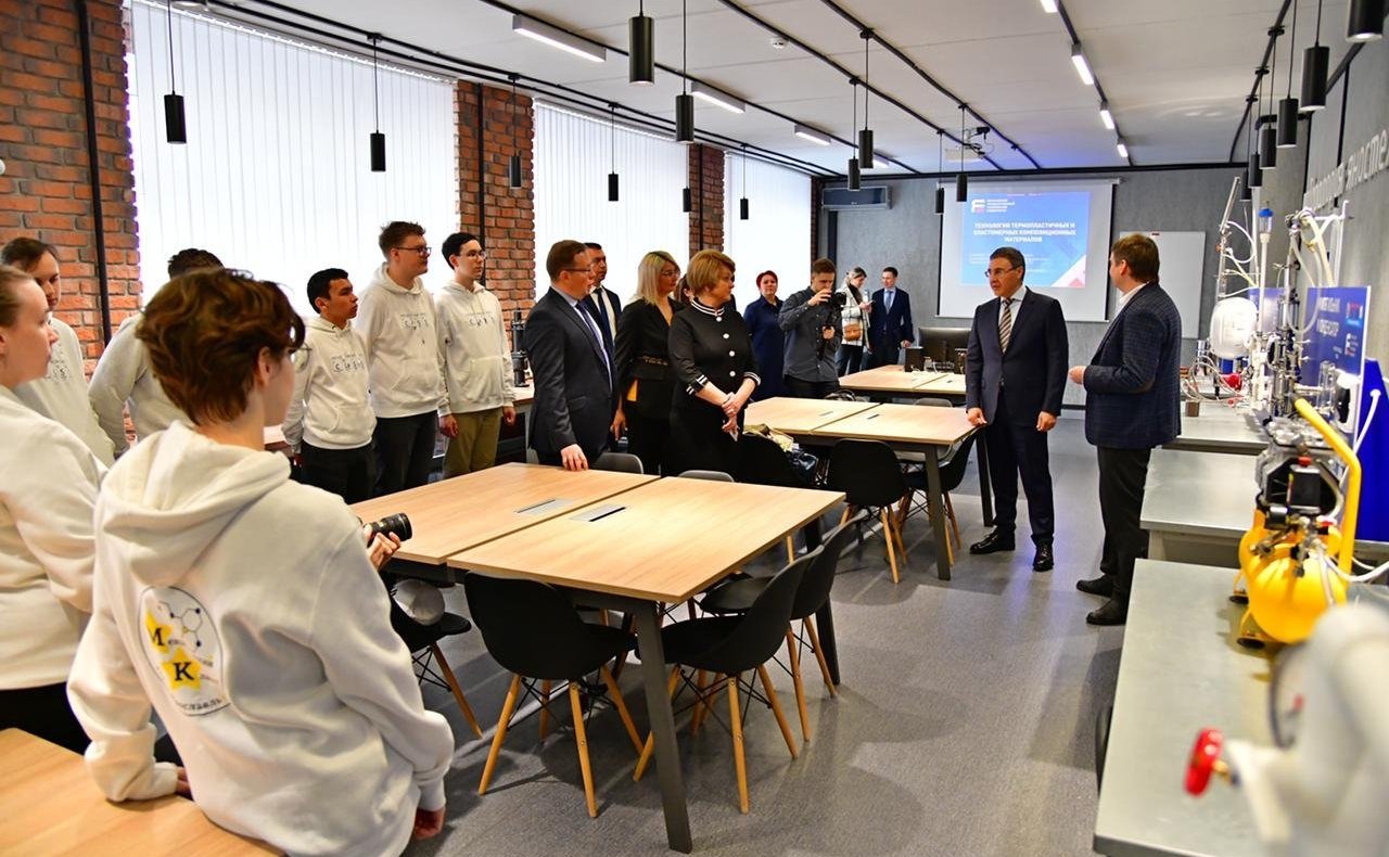 Наталия Косихина и Александр Русаков, представляющие Ярославскую область в СФ, вместе с Министром науки и высшего образования РФ Валерием Фальковым провели рабочую встречу с руководством и ведущими учеными ЯРГУ им. П.Г. Демидова