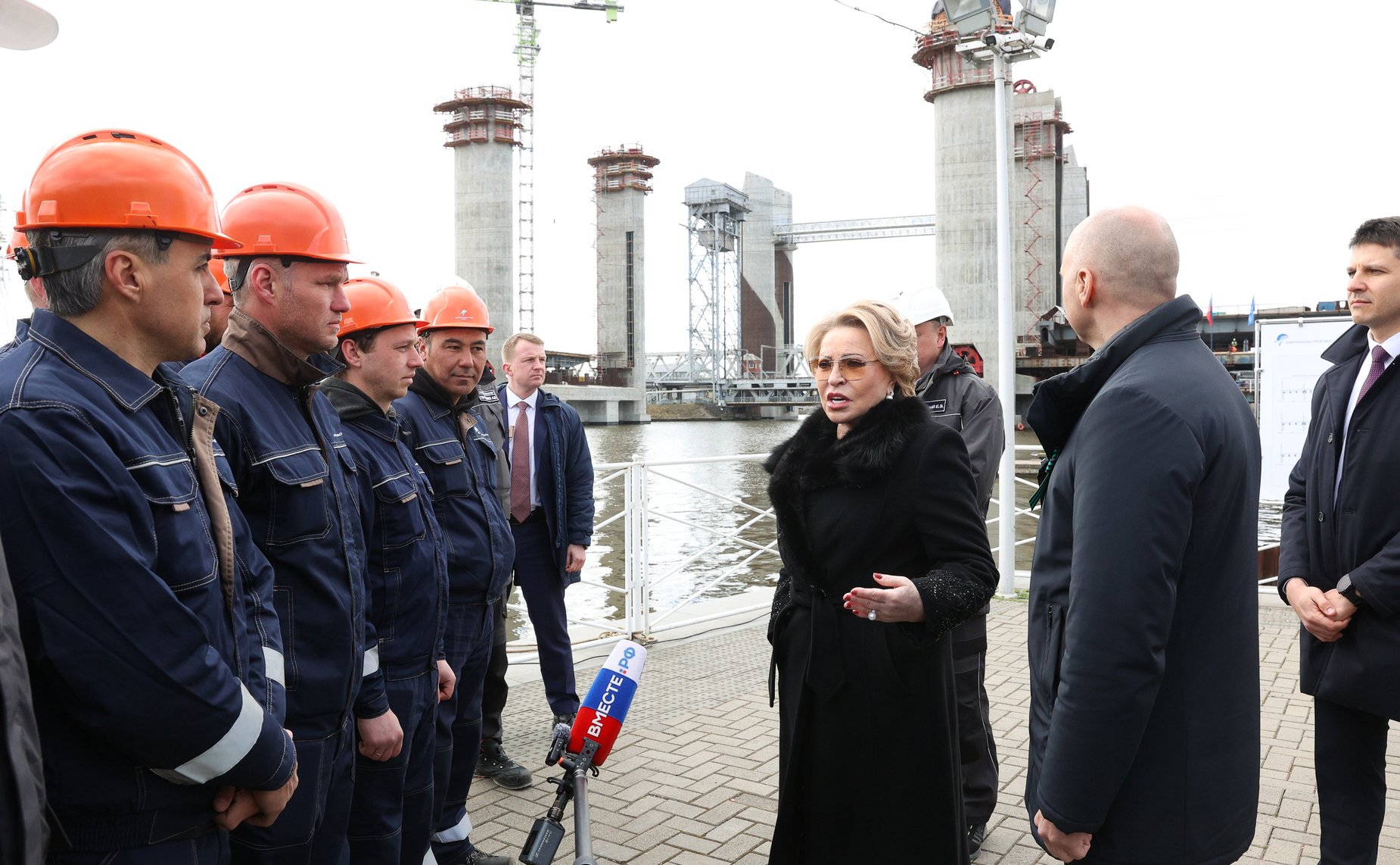 Валентина Матвиенко ознакомилась с ходом строительства нового автодорожного моста в Калининграде через реку Преголю