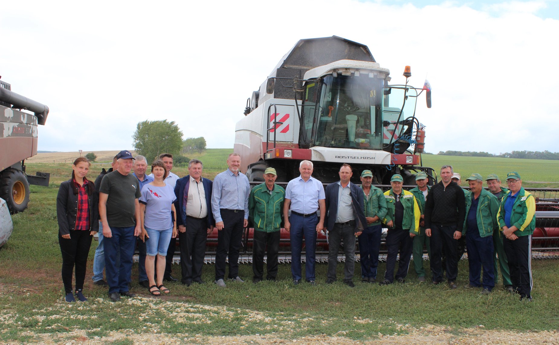 Сергей Горняков посетил предприятие агропромышленного комплекса региона, расположенное в Нехаевском районе области