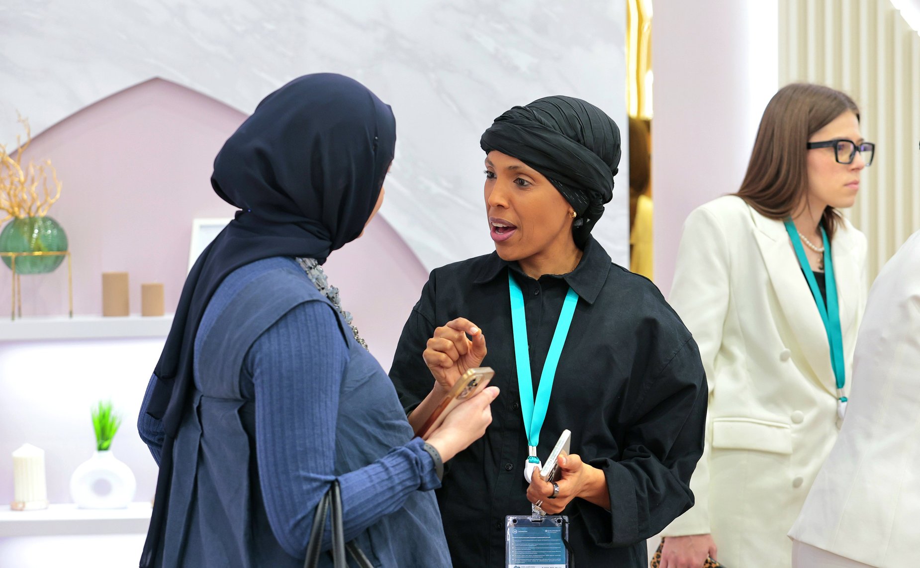 Сессия «Украшая мир: экономика индустрии красоты, творчества. Успешные примеры женского лидерства». Мероприятие прошло в рамках «женского трека» XVI Международного экономического форума «Россия – Исламский мир: KazanForum»