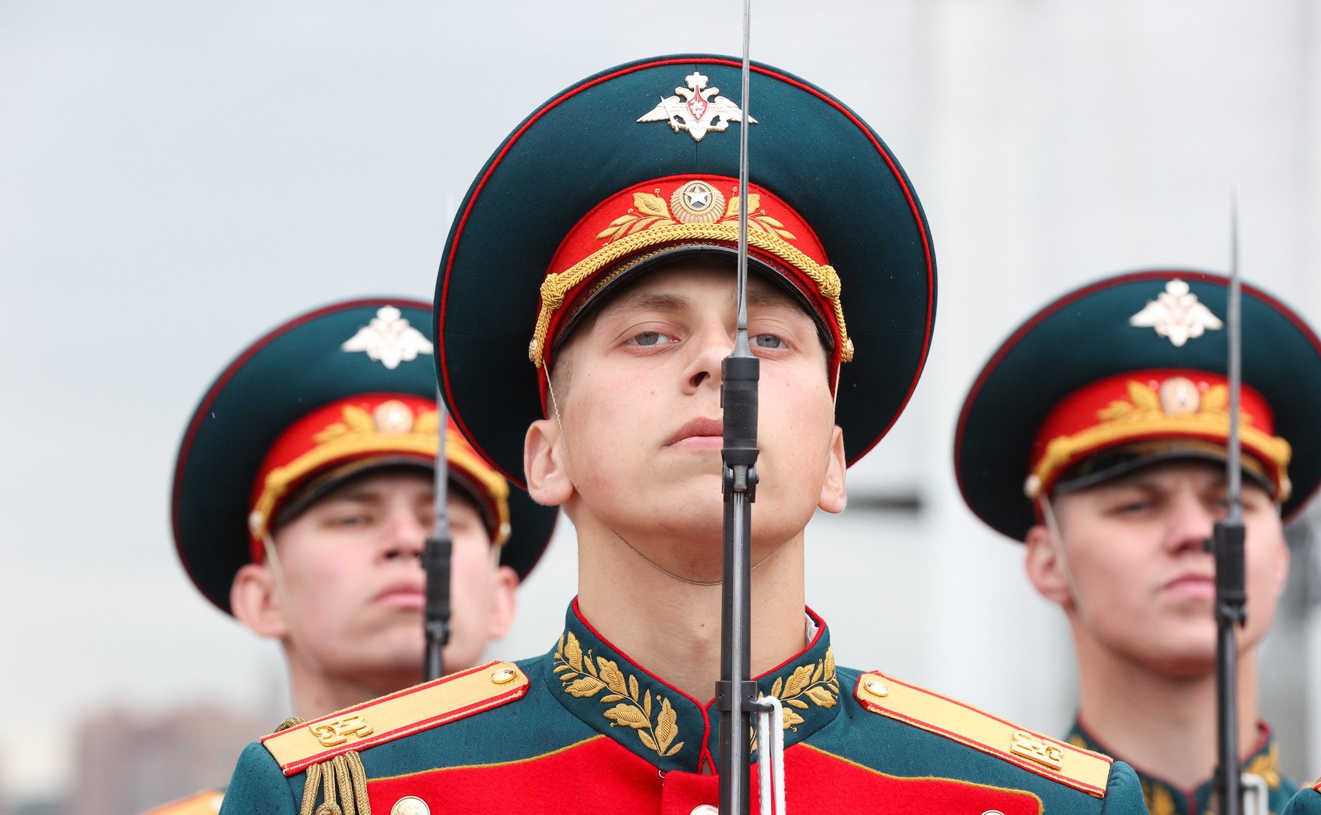 Председатель Совета Федерации Валентина Матвиенко и сенаторы РФ возложили цветы к Вечному огню в Парке Победы на Поклонной горе в Москве