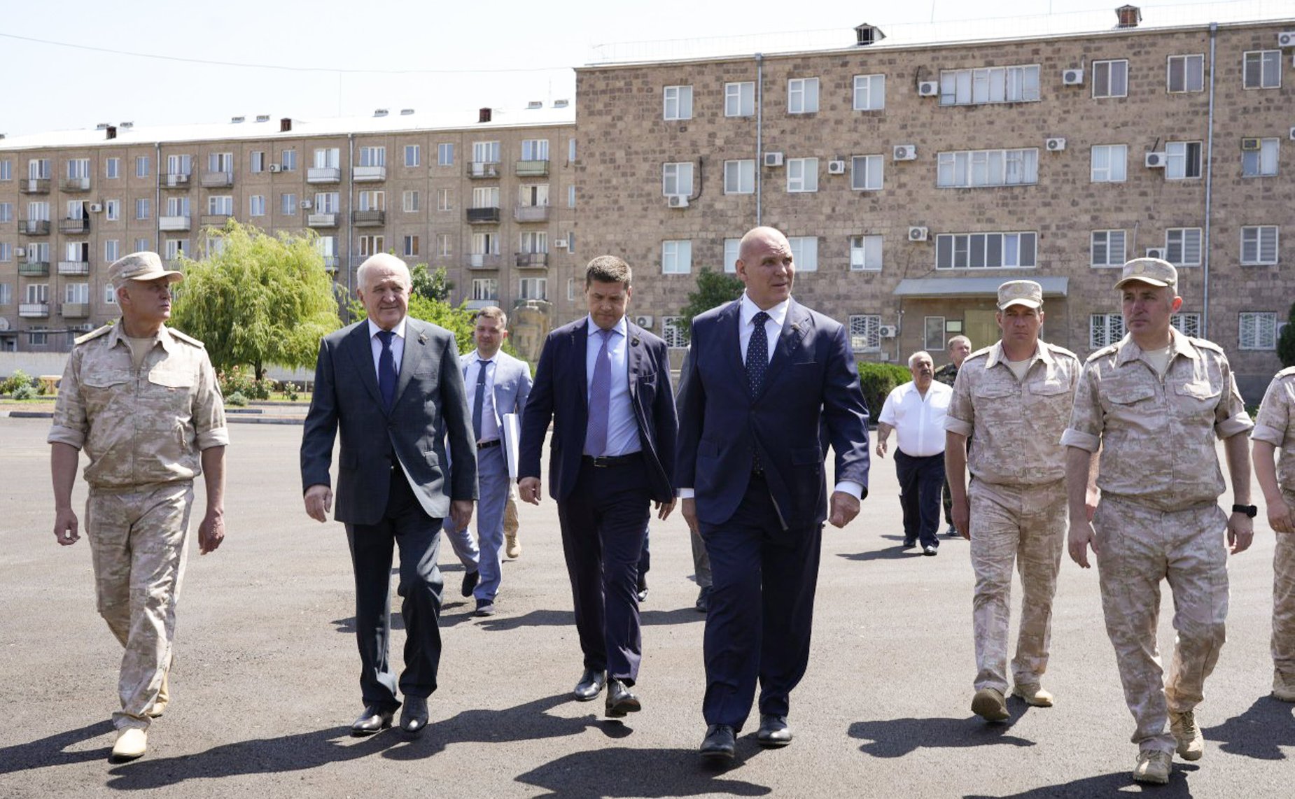 Сенаторы РФ посетили Арташатский пограничный отряд