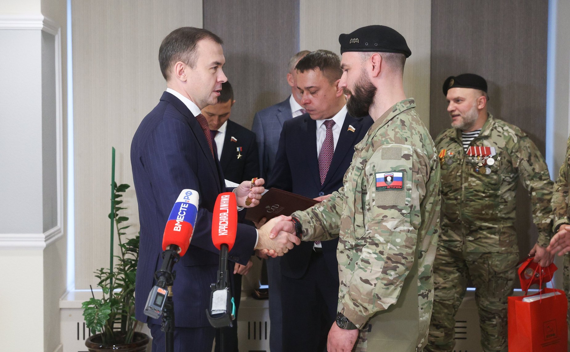 Торжественное награждение военнослужащих в рамках проведения открытия патриотической выставки фотографий военнослужащих Отдельной диверсионной штурмовой бригады «Ветераны»