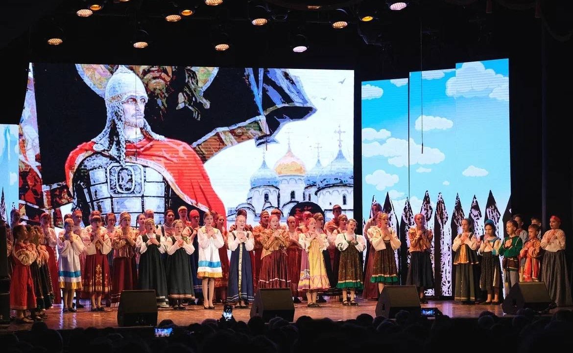 В рамках форума Донецкий государственный академический театр им. М. Бровуна представил спектакль по мотивам книги «Война в Донбассе: народная летопись»