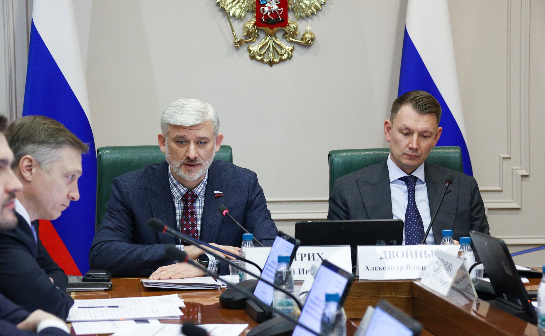 Совещание Комитета СФ по экономической политике по вопросу движения по автомобильным дорогам транспортных средств, осуществляющих перевозку твердых коммунальных отходов, с превышением допустимой нагрузки на ось