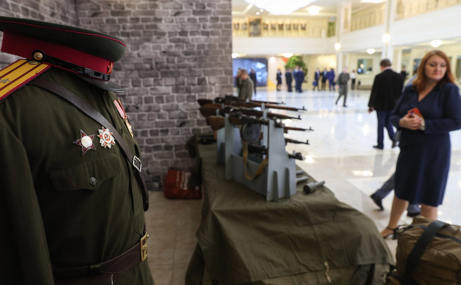 Юрий Воробьев и Дмитрий Василенко открыли в Совете Федерации выставку «Невыученные уроки истории. Связь времен. Пропаганда ненависти»