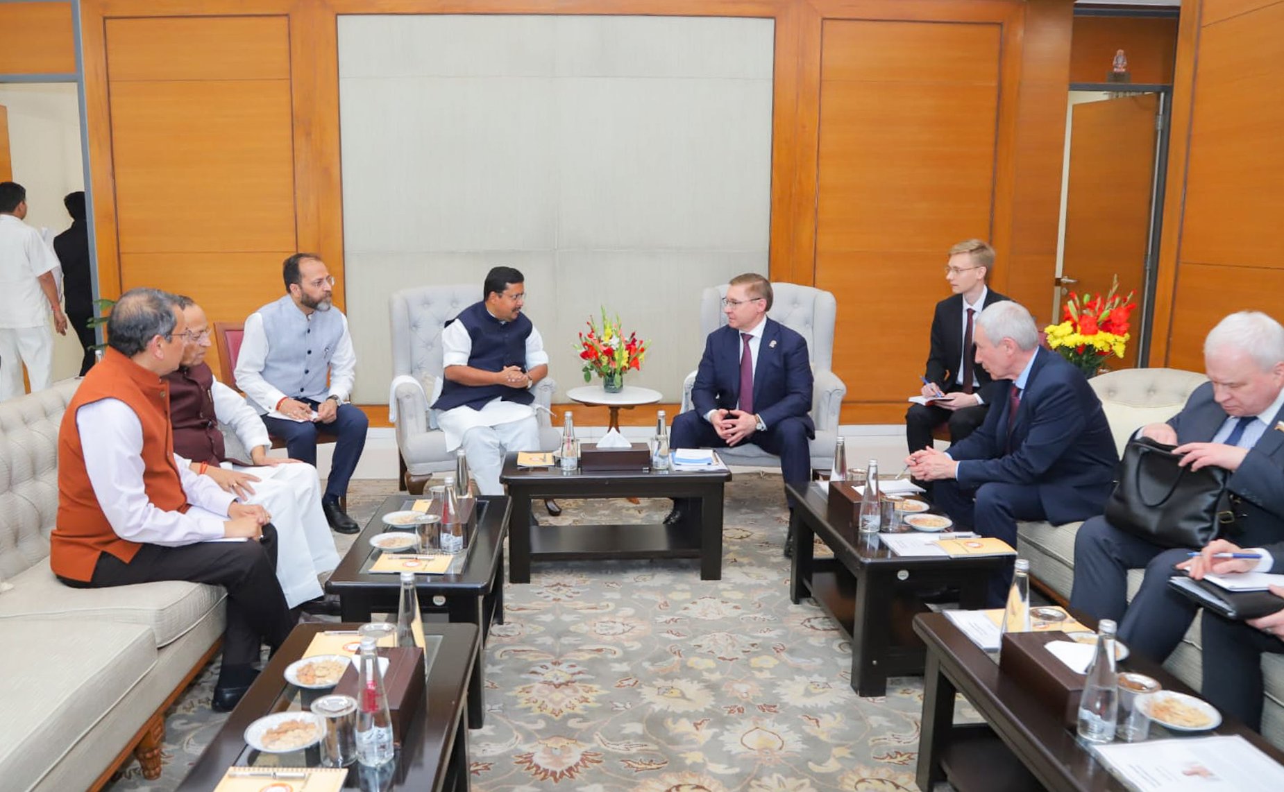 Первый заместитель Председателя Совета Федерации Владимир Якушев в рамках рабочего визита в Республику Индия провел ряд двусторонних встреч