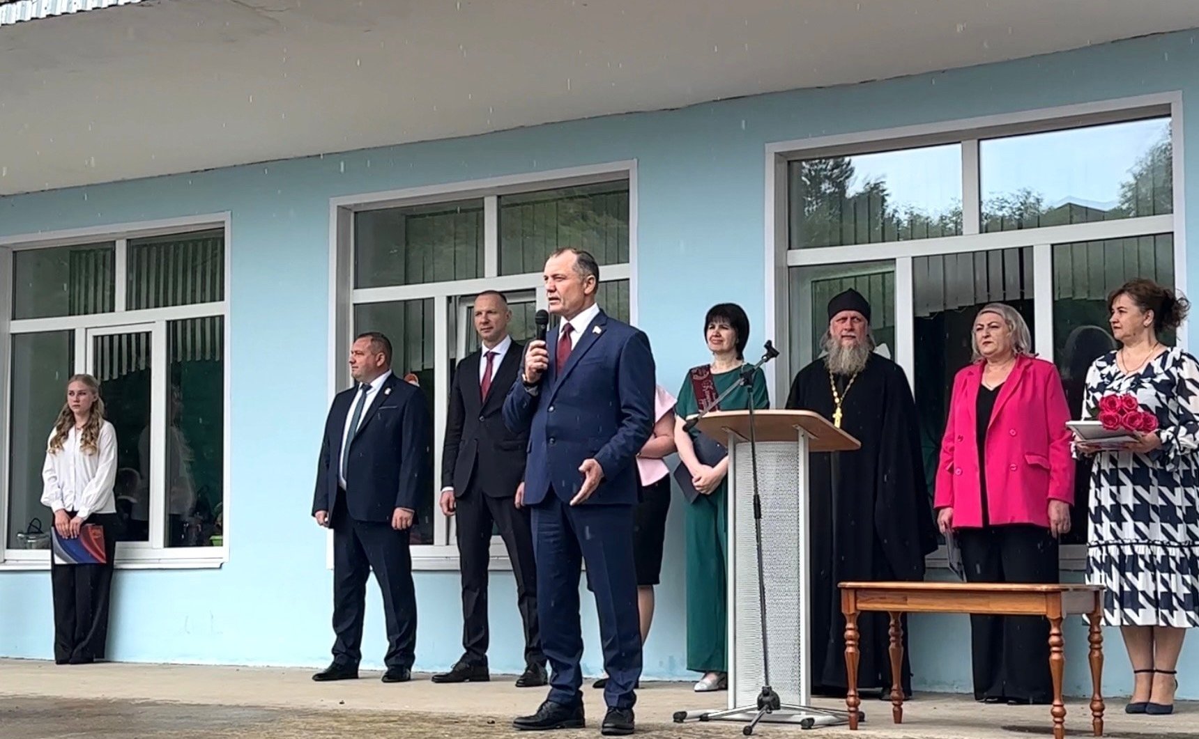 Игорь Мурог поздравил выпускников Милославской школы с последним звонком