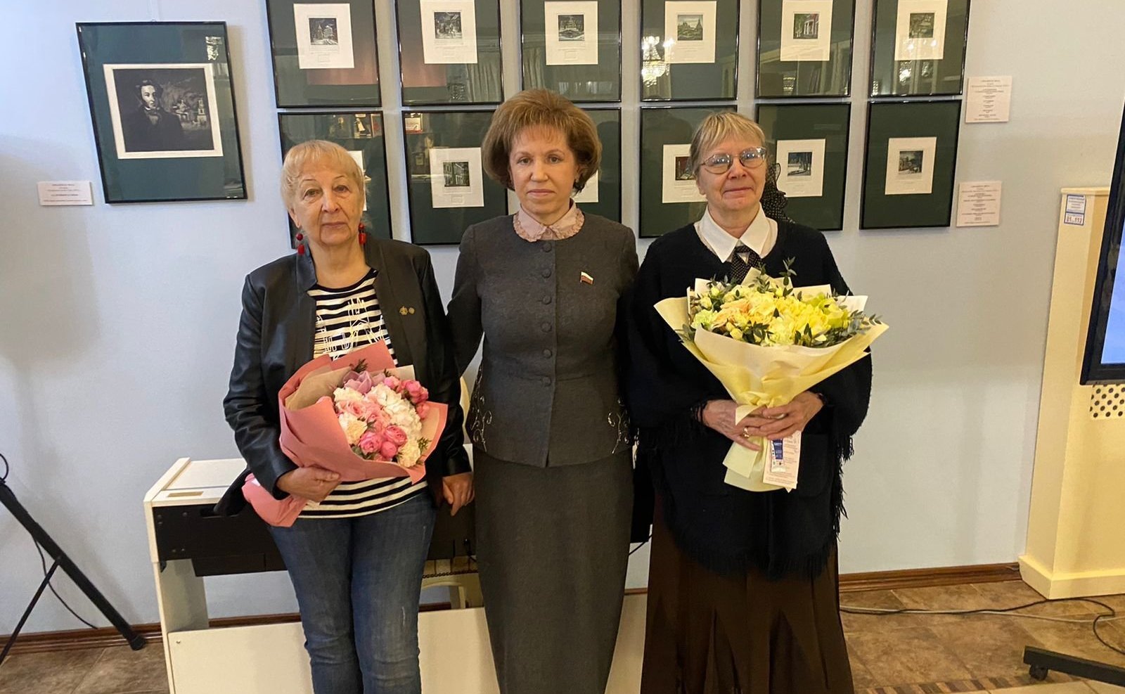 Людмила Скаковская посетила выставку в Доме поэзии