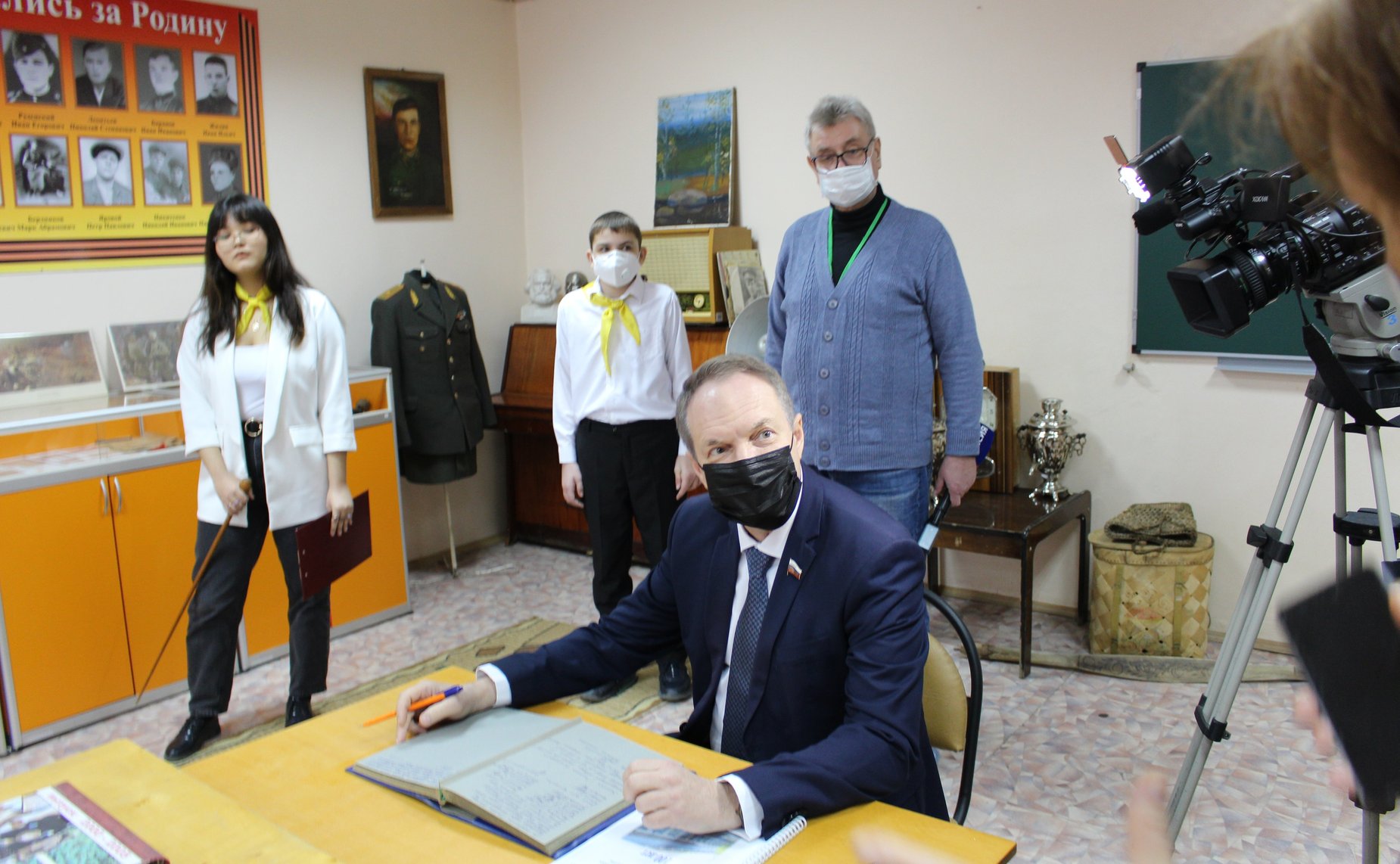 Александр Башкин наградил астраханского школьника — лауреата конкурса «Дорога жизни»