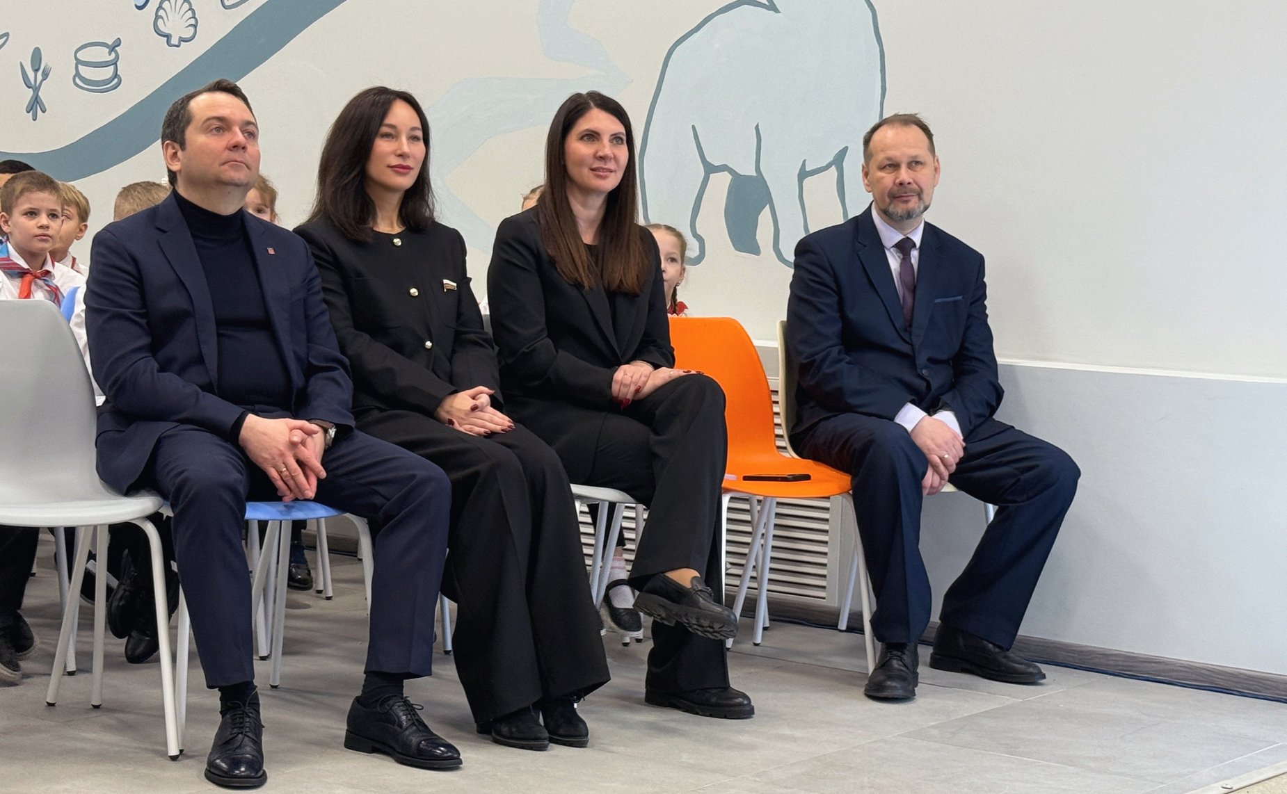 Елена Дягилева посетила модернизированный корпус школы в Снежногорске и вручила Почётную грамоту Совета Федерации начальнику управления образования Администрации ЗАТО Александровск