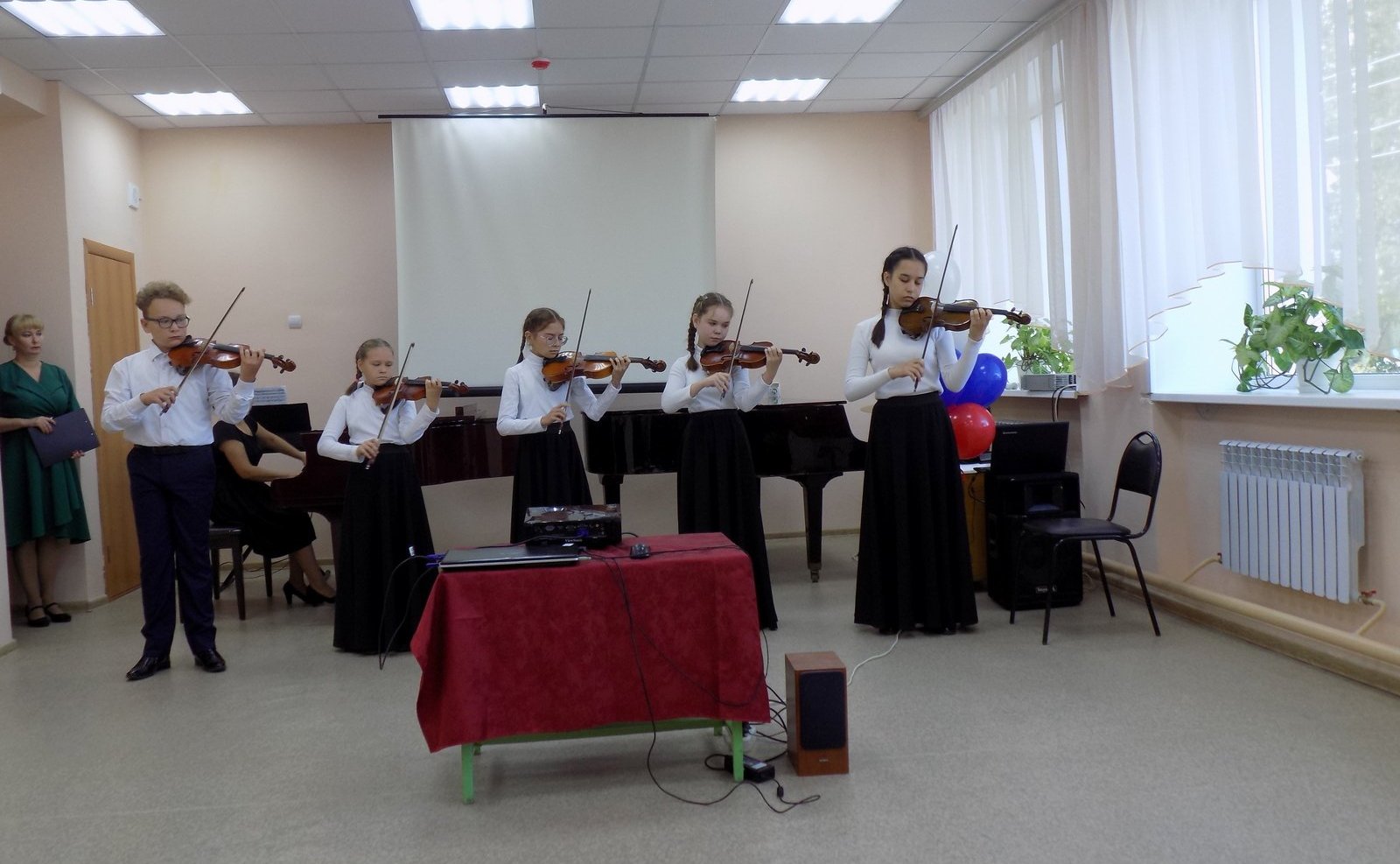 Выступление ансамбля «Серебряные струнки»