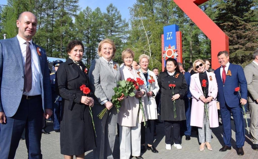 Лилия Гумерова в уфимском парке Победы приняла участие в торжественной церемонии, посвященной 77-й годовщине Победы в Великой Отечественной войне
