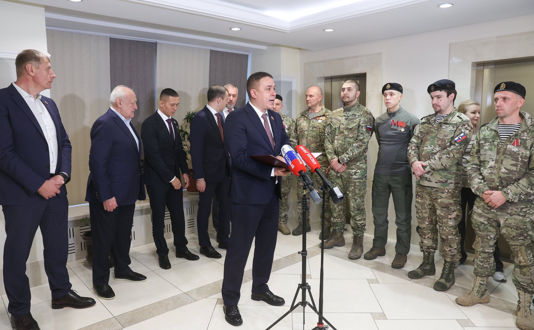 Торжественное награждение военнослужащих в рамках проведения открытия патриотической выставки фотографий военнослужащих Отдельной диверсионной штурмовой бригады «Ветераны»