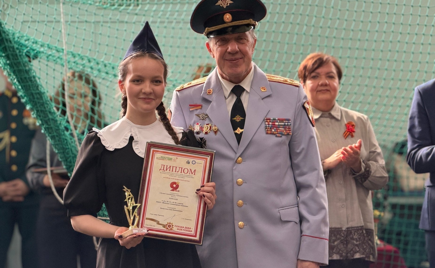 Роман Маслов наградил победителей патриотического фестиваля строя и песни в Череповце