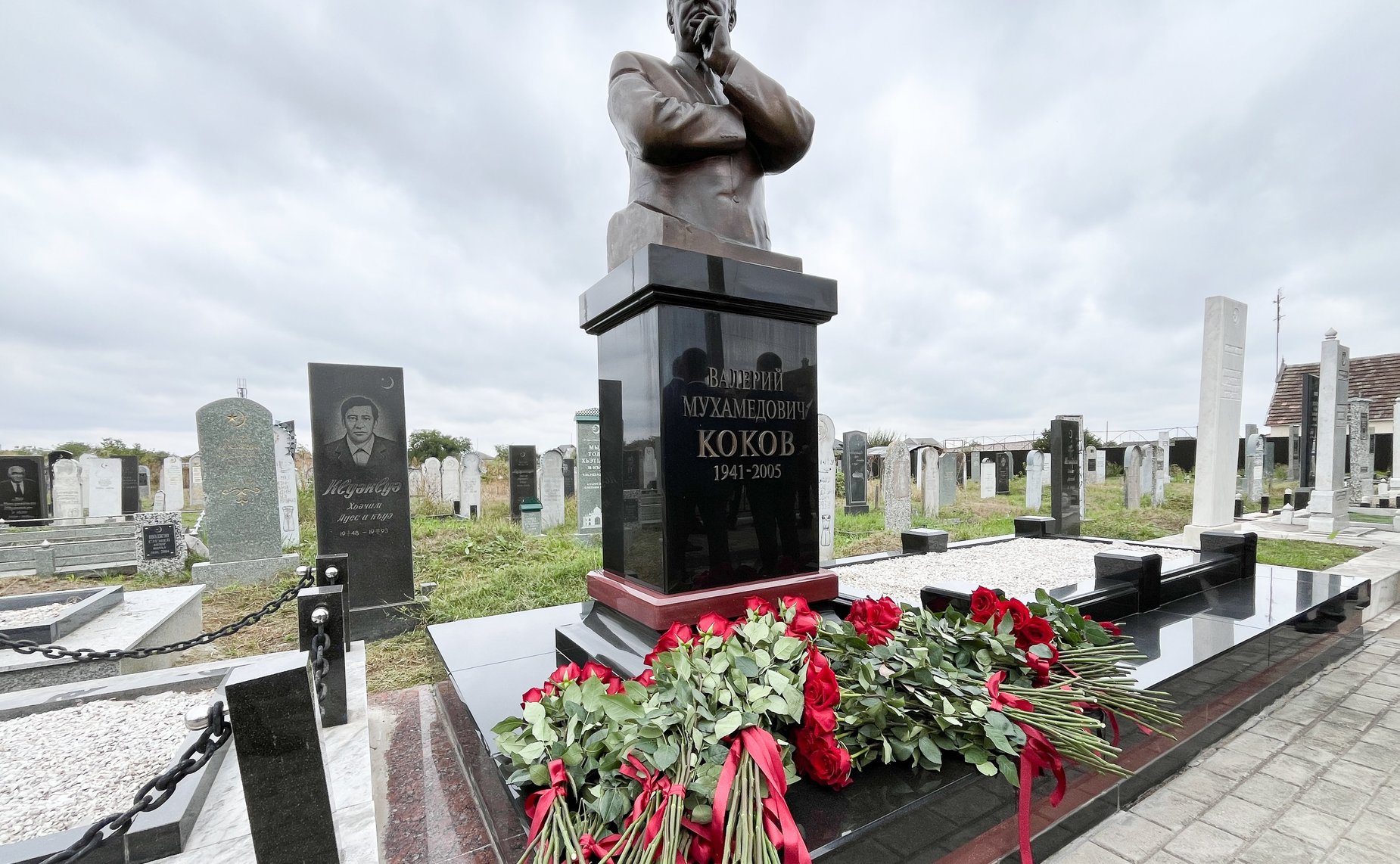 Сенаторы РФ приняли участие в церемонии возложения цветов к мемориалу