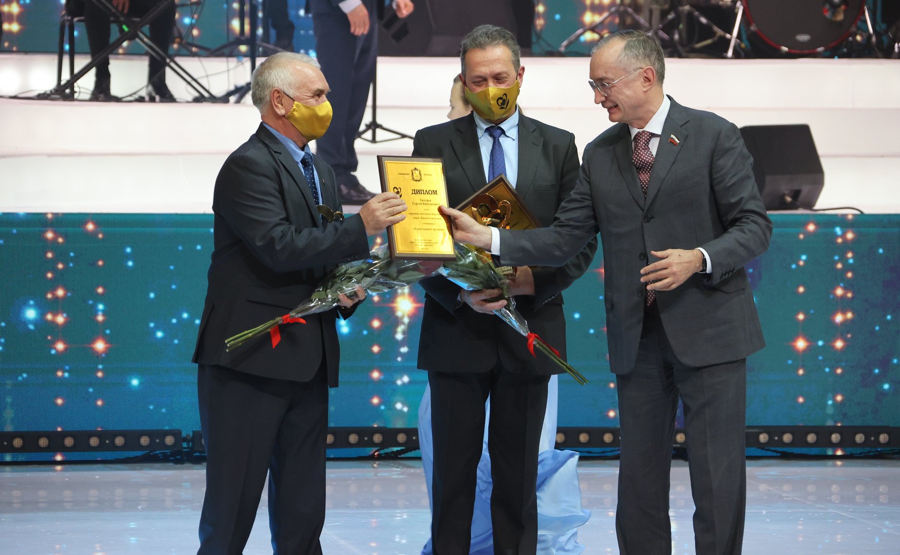 Андрей Кислов в рамках общественной акции «Народное признание» вручил жителям Самарской области призы в номинации «Герои нашего времени», а также подарил новогодние подарки участникам проекта «Елка желаний»