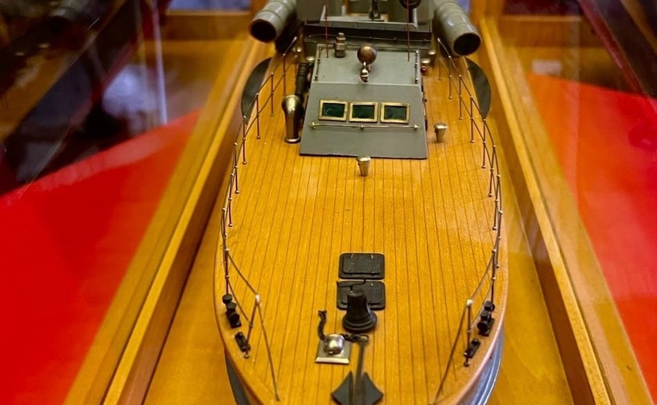 Татьяна Сахарова ознакомилась с экспозицией агитационной выставки на корабле «Иван Грен»