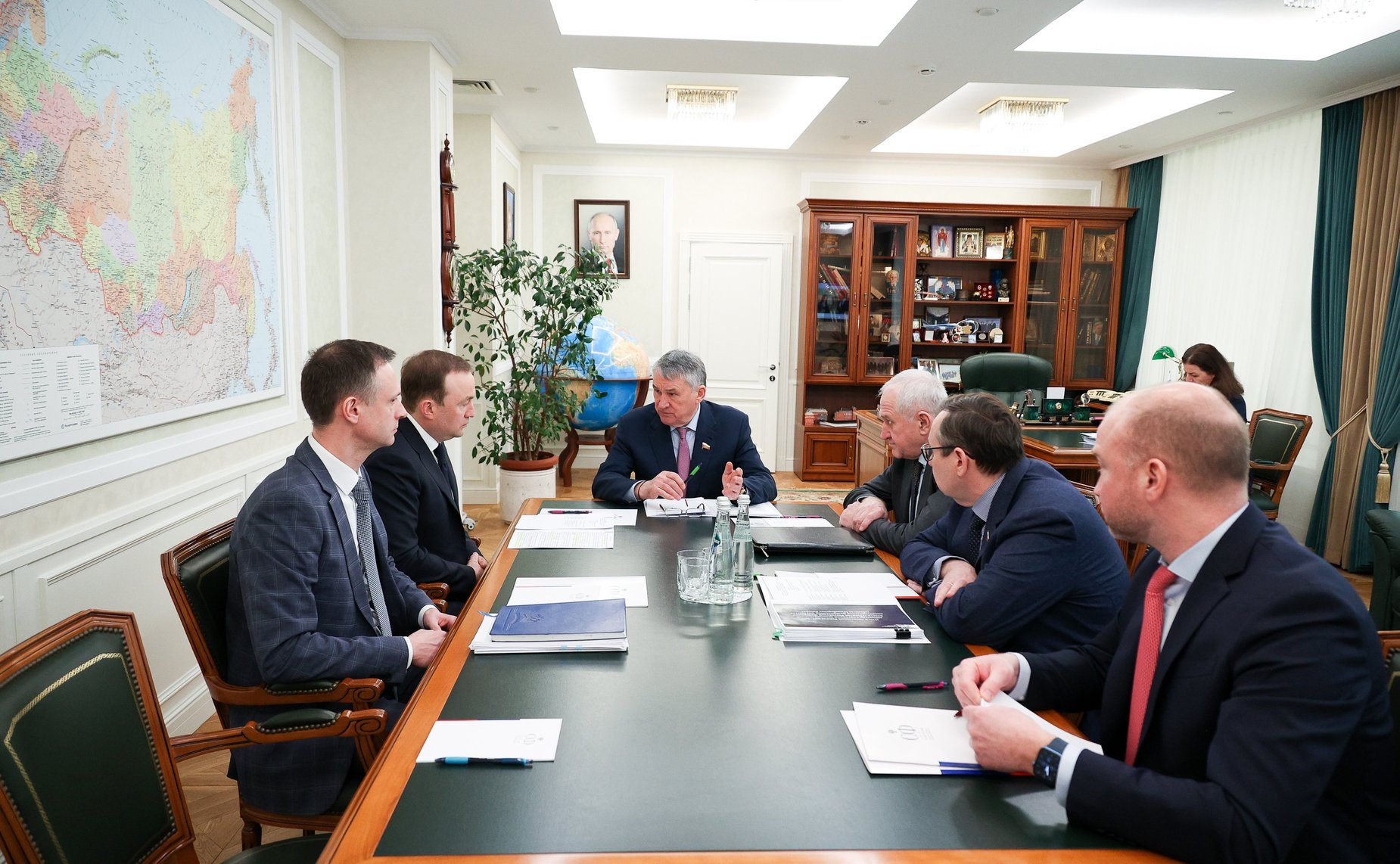 Заместитель Председателя СФ Юрий Воробьев провел рабочее совещание с представителями Министерства обороны