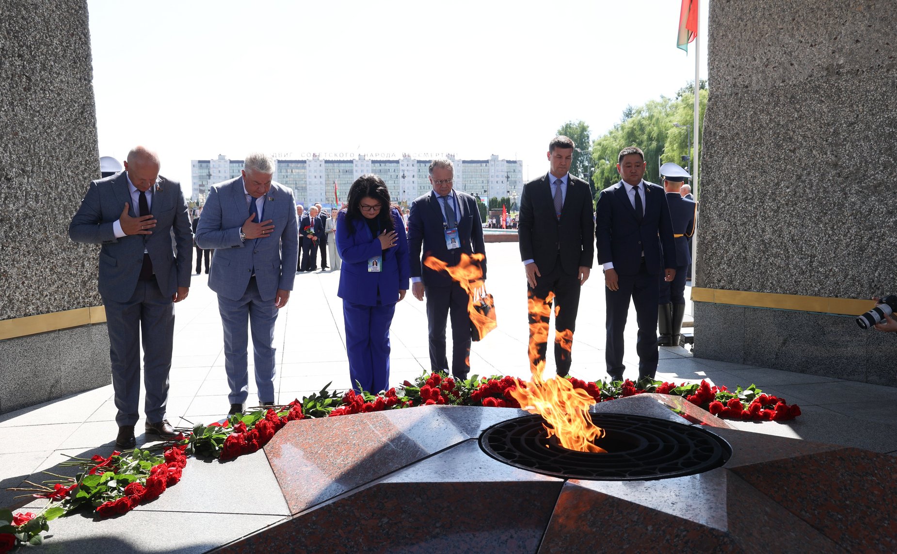 Торжественная церемония возложения цветов членами официальных делегаций Совета Республики и Совета Федерации к Вечному огню у монумента «Три штыка»