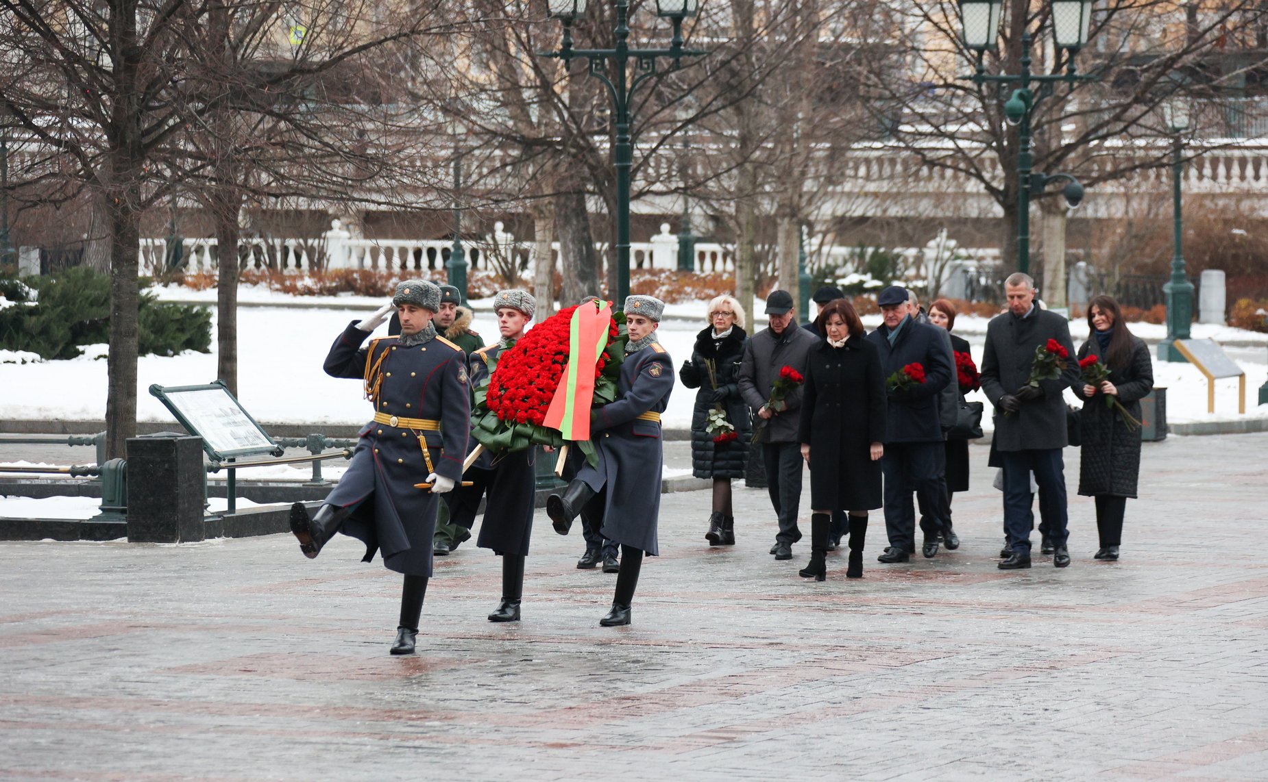 Возложение венка к могиле Неизвестного солдата у Кремлевской стены, памятникам знакам «Город-герой Минск», и «Брестская Крепость-герой»