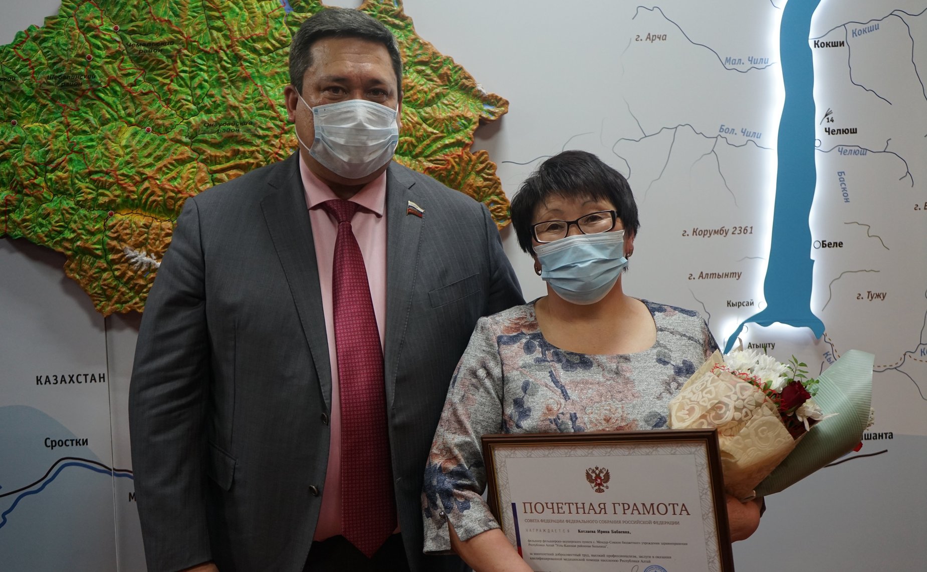 Владимир Полетаев вручил ребятам из Республики Алтай медали Совета Федерации «За проявленное мужество»