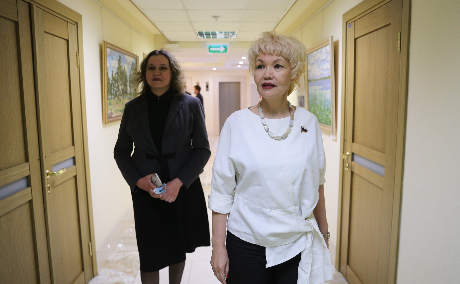 Дина Оюн открыла в здании Совета Федерации выставку пейзажей Павла Еськова «Светлый день»