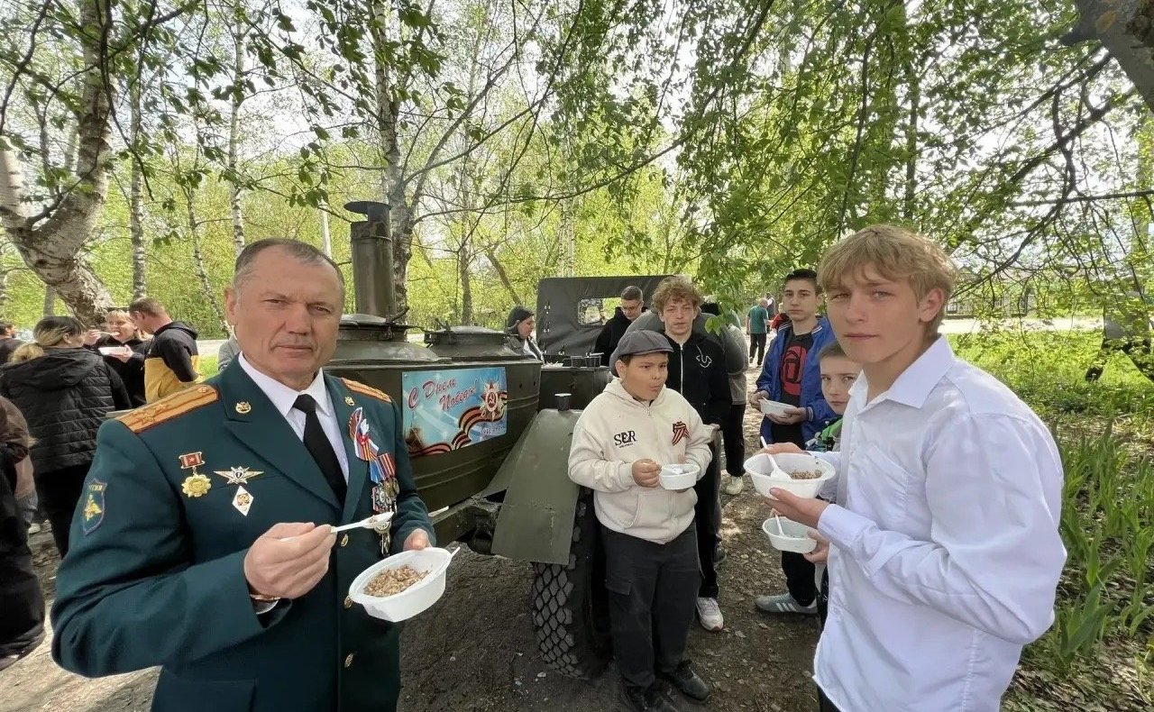 Игорь Мурог прошел в «Бессмертном полку» на малой родине с портретом погибшего деда