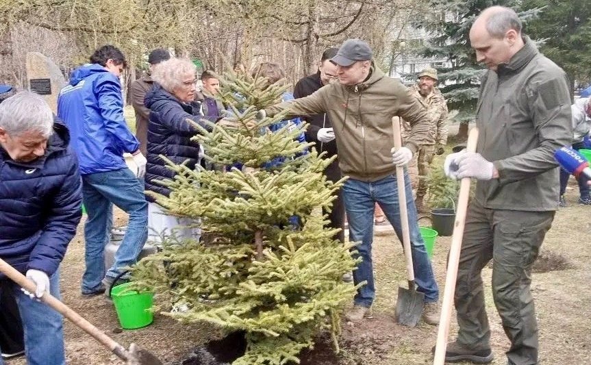 Виктор Шептий принял участие в традиционном весеннем субботнике на территории госпиталя для ветеранов войн
