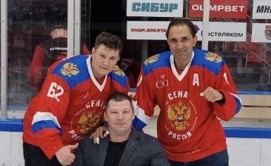 Сенаторы и представители правительства Саратовской области сразились на хоккейной площадке