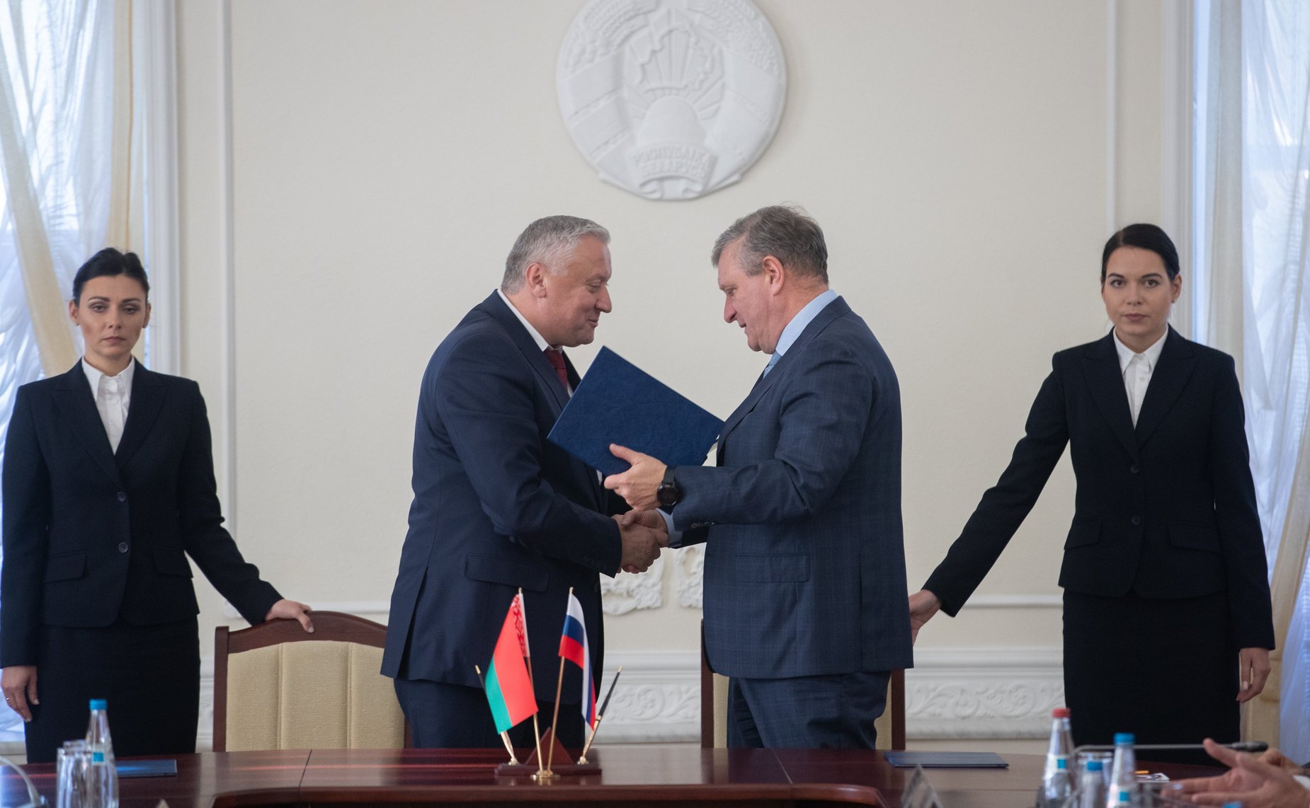 В. Матвиенко и М. Мясникович провели совместную встречу с руководителями субъектов России и Беларуси