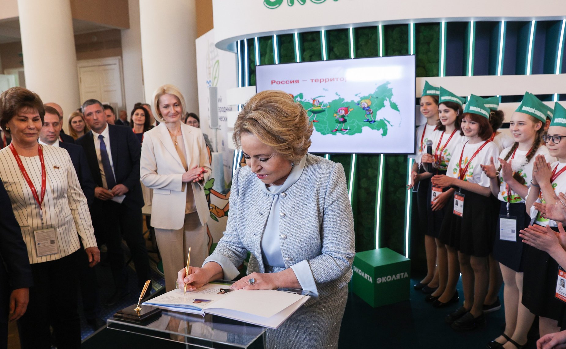 Валентина Матвиенко и Виктория Абрамченко подписали книгу «Добрых дел «Эколят» по сохранению Природы России» и пообщались с ребятами – представителями детского экологического движения