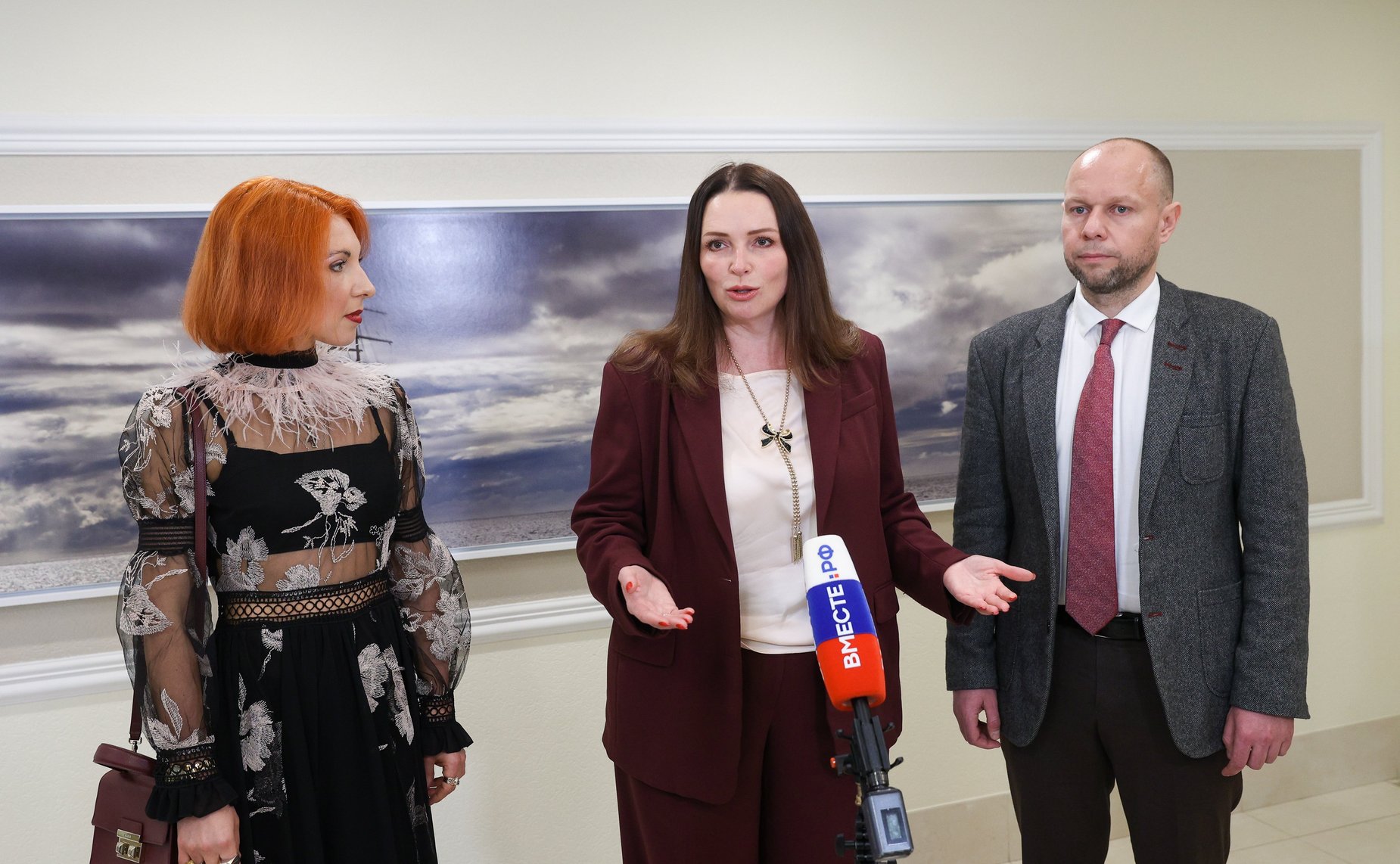 Церемония открытия выставки работ художника из Нижнего Новгорода А. Клейнер, наставника победителя Всероссийского конкурса детского рисунка «Жизнь, деленная на граммы»