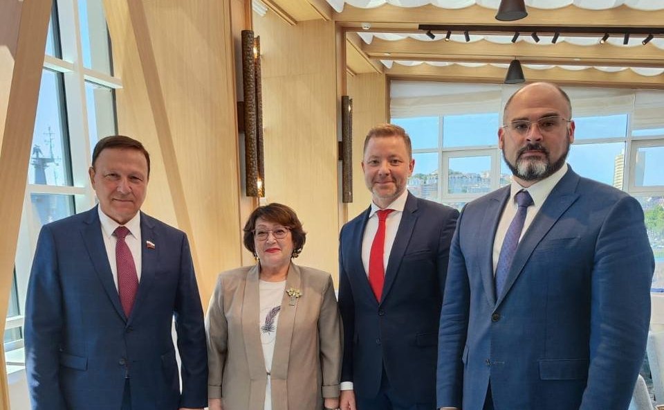 Людмила Талабаева и Александр Ролик во Владивостоке обсудили вопросы комплексного развития территорий