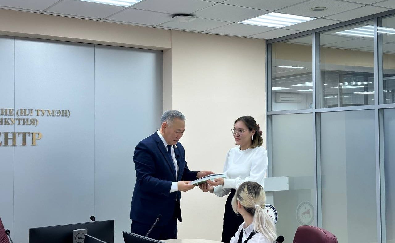 Сахамин Афанасьев в ходе поездки в регион встретился с юными корреспондентами Детского издательства «Кэскил» им. Н.Е. Мординова-Амма Аччыгыйа