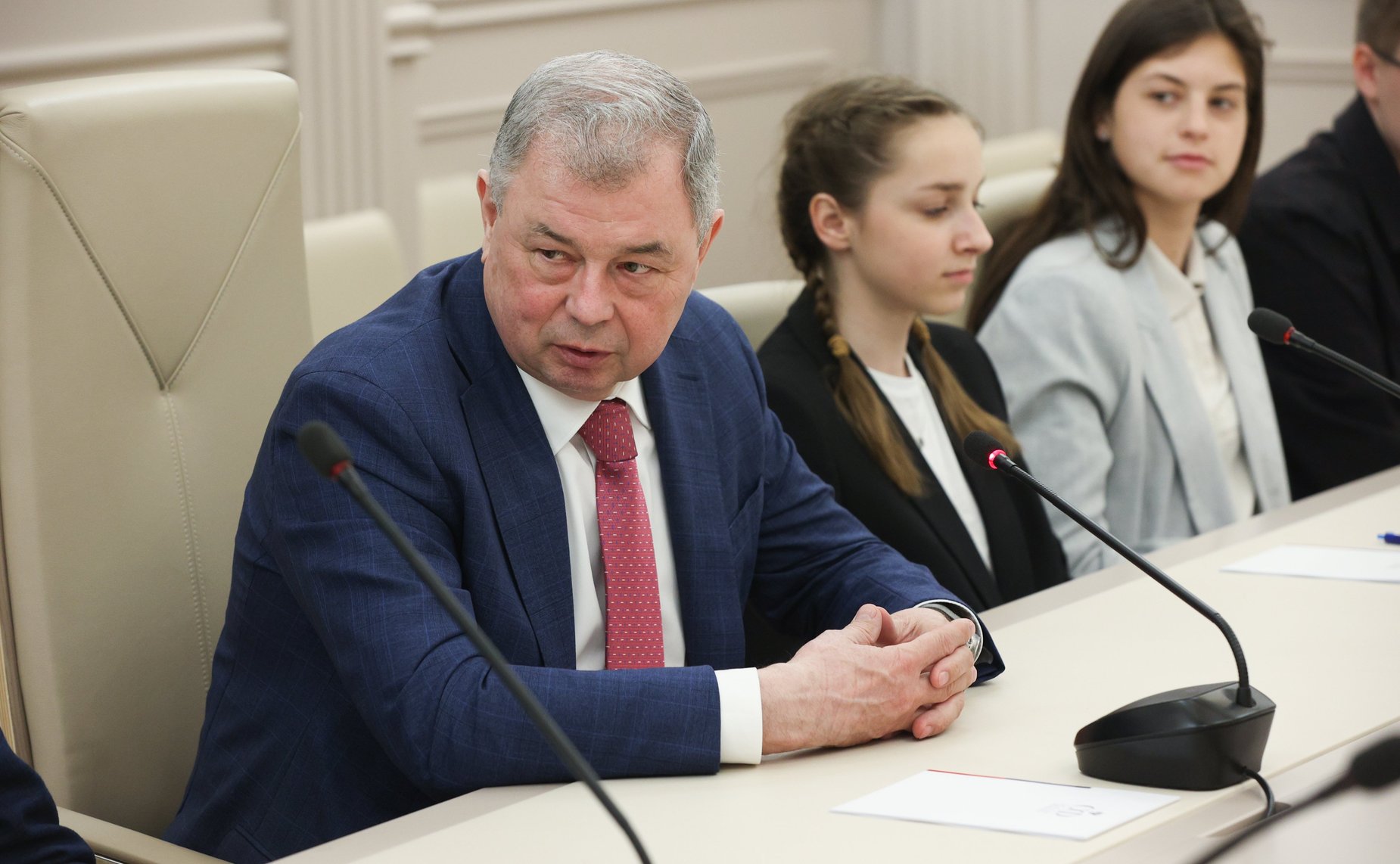 Анатолий Артамонов встретился в Совете Федерации со школьникам из Людиновского района Калужской области