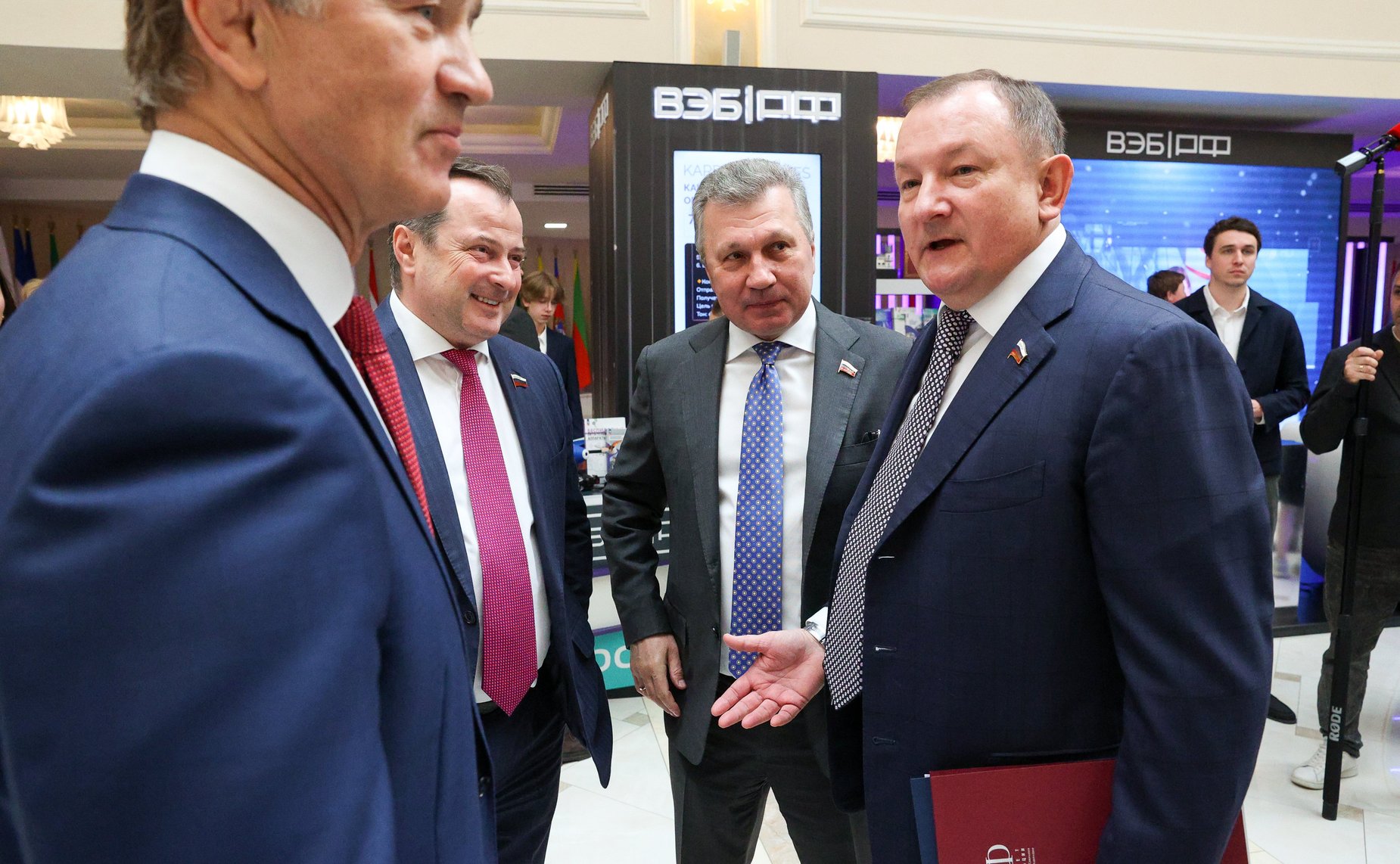 Валентина Матвиенко и Игорь Шувалов осмотрели выставку проектов, получивших поддержку институтов развития ВЭБ.РФ