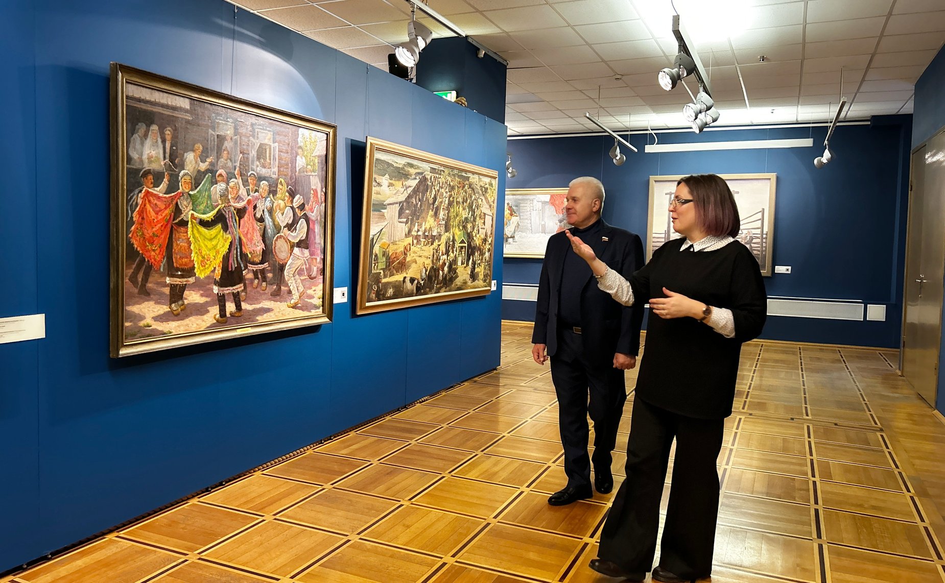 Сергей Мартынов посетил в Йошкар-Оле выставку, представляющую судьбу этноса мари сквозь призму изобразительного искусства