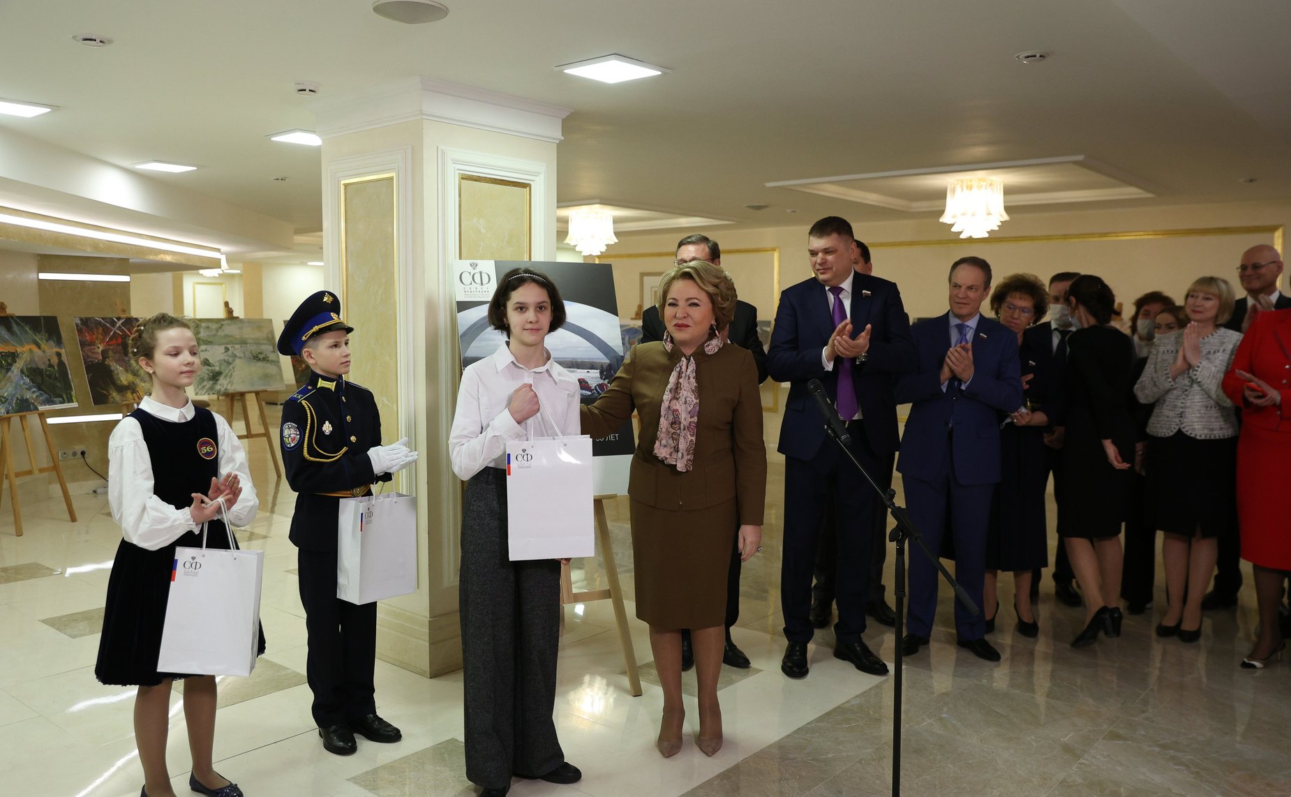 Валентина Матвиенко открыла выставку детского рисунка о легендарной полуторке, посвященной 80-летию «Дороги Жизни»