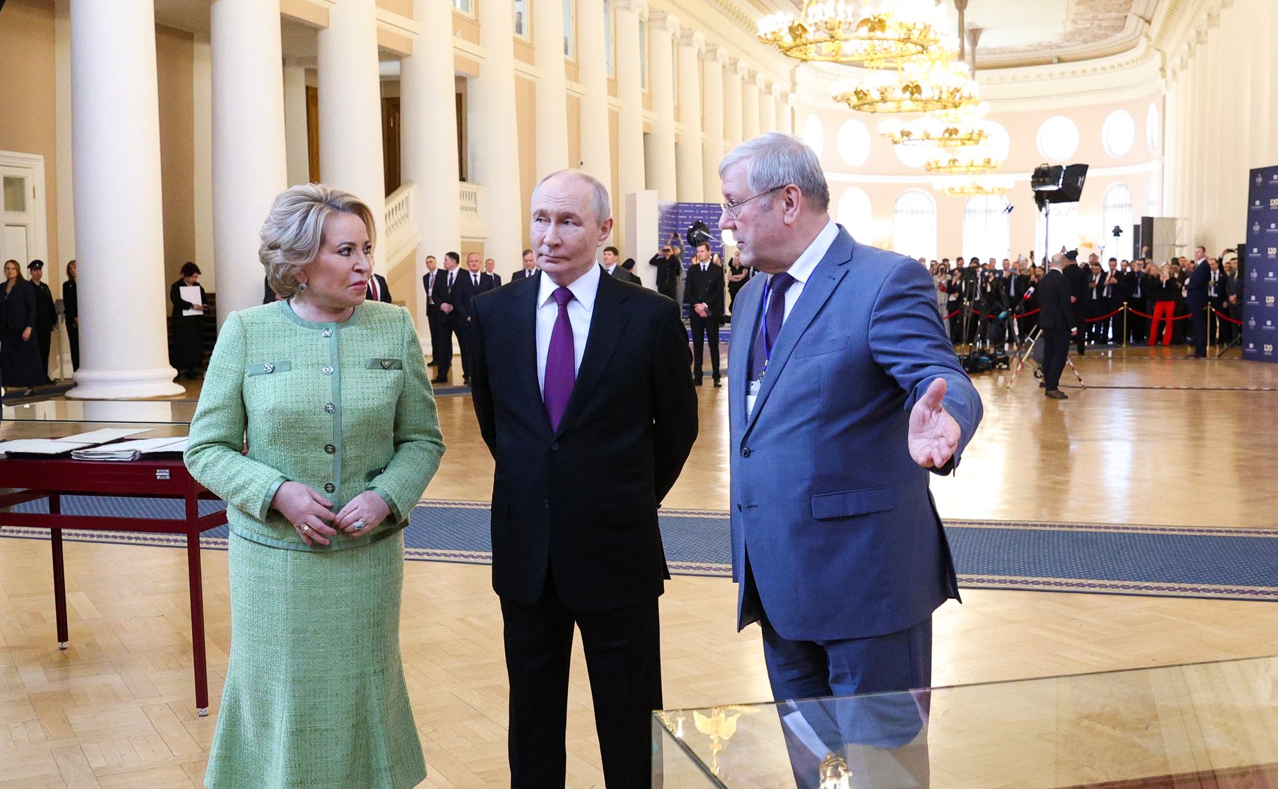 Президент России в Таврическом дворце осмотрел выставку архивных документов, приуроченную к 120-летию российского парламентаризма