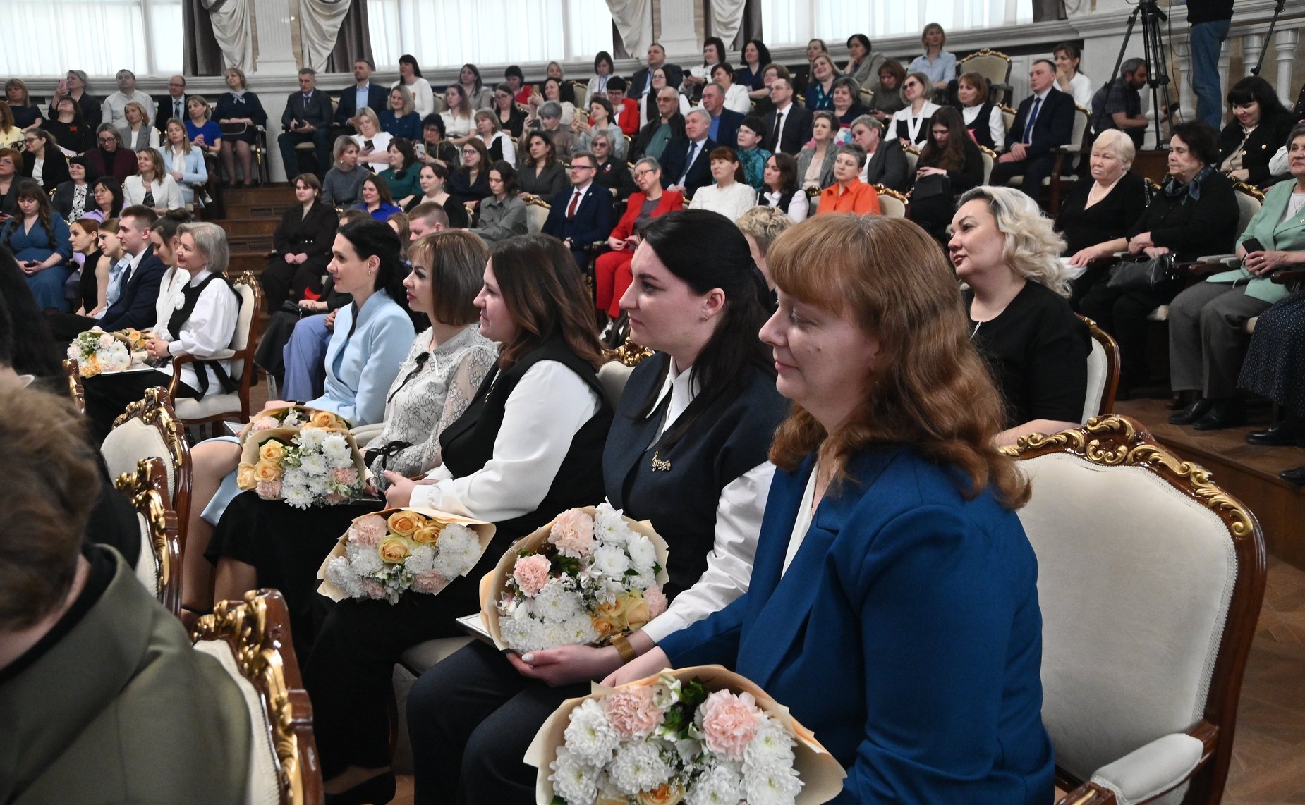 Александр Карелин поздравил победителей Педагогических конкурсов