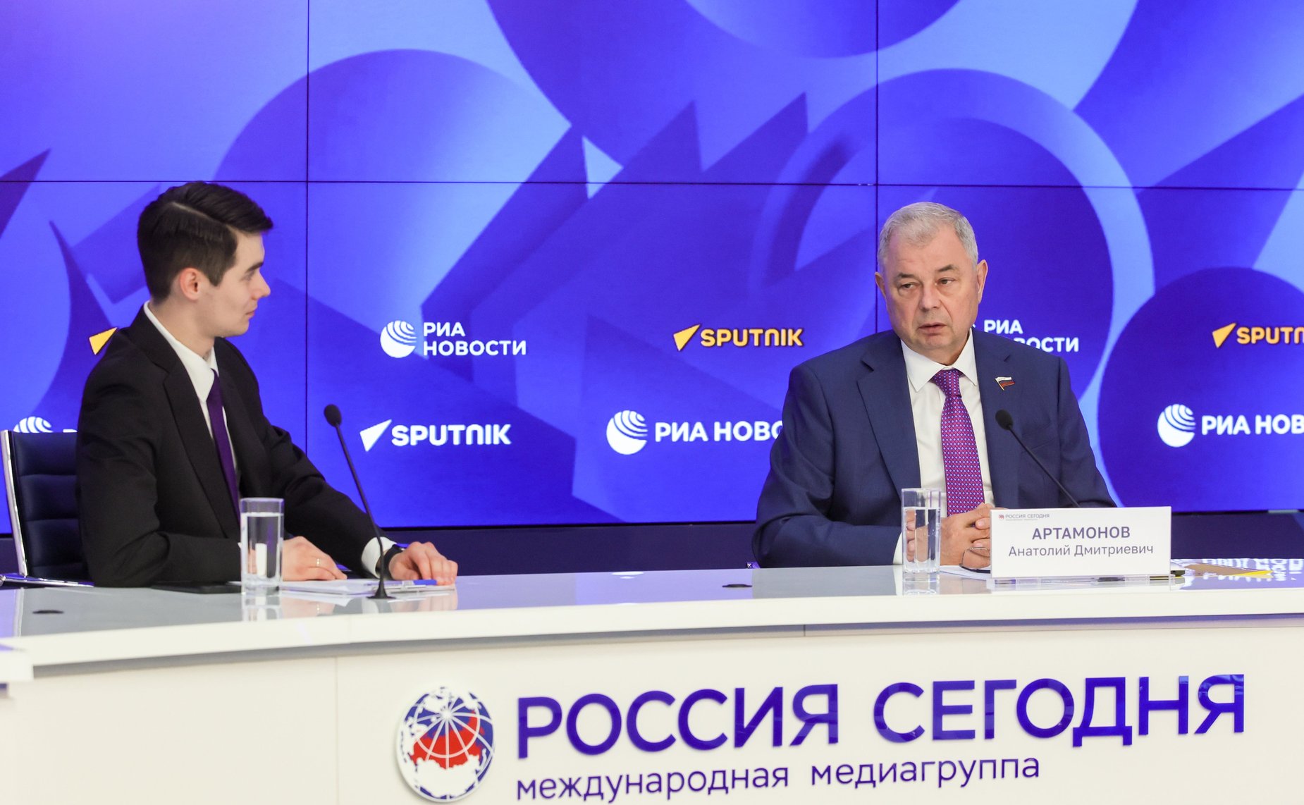 В пресс-центре медиагруппы «Россия сегодня» состоялась пресс-конференция председателя Комитета СФ по бюджету и финансовым рынкам Анатолия Артамонова, на которой подведены итоги работы Комитета в весеннюю сессию