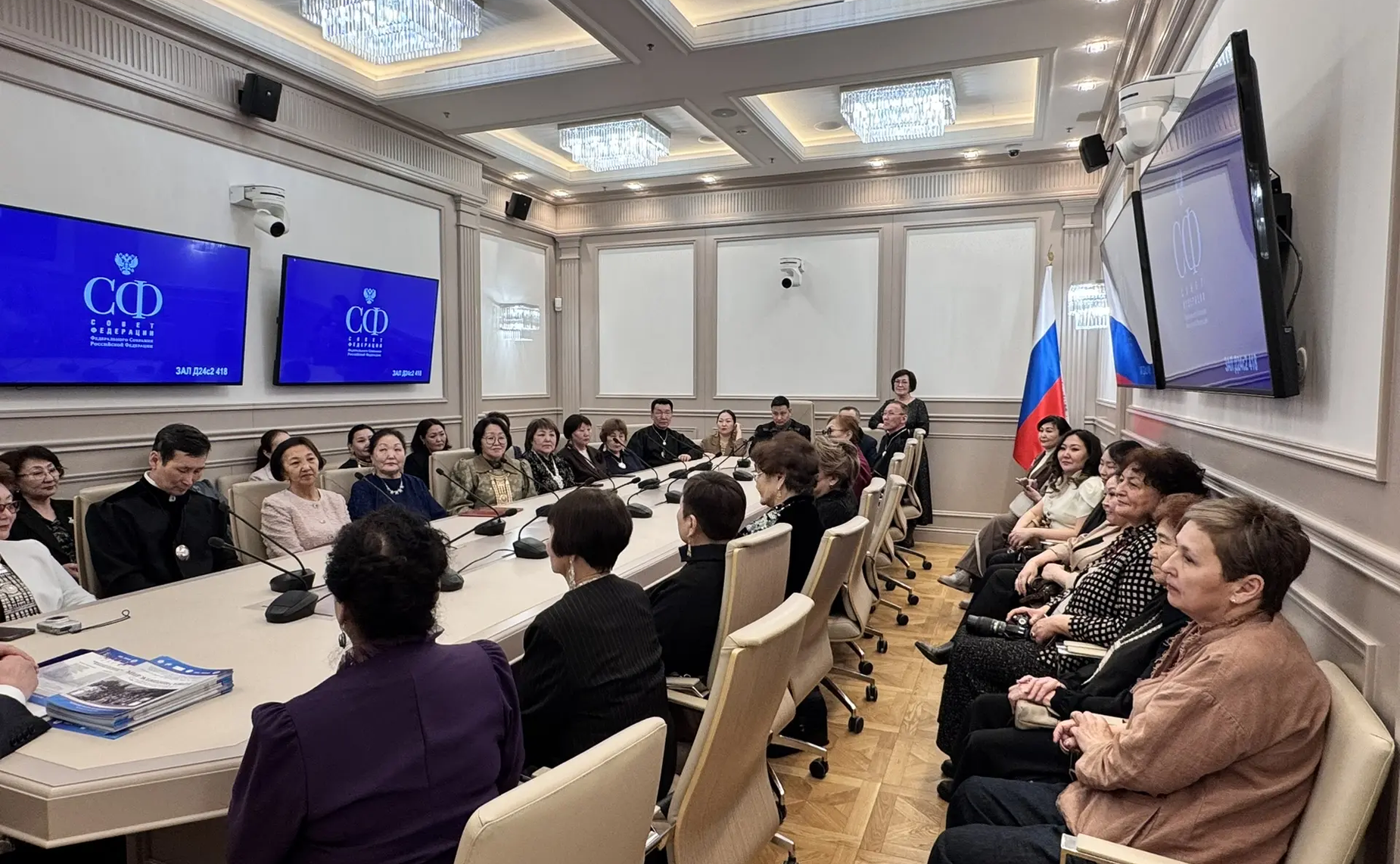 Сахамин Афанасьев встретился с представителями объединения «Мир женщин Севера»